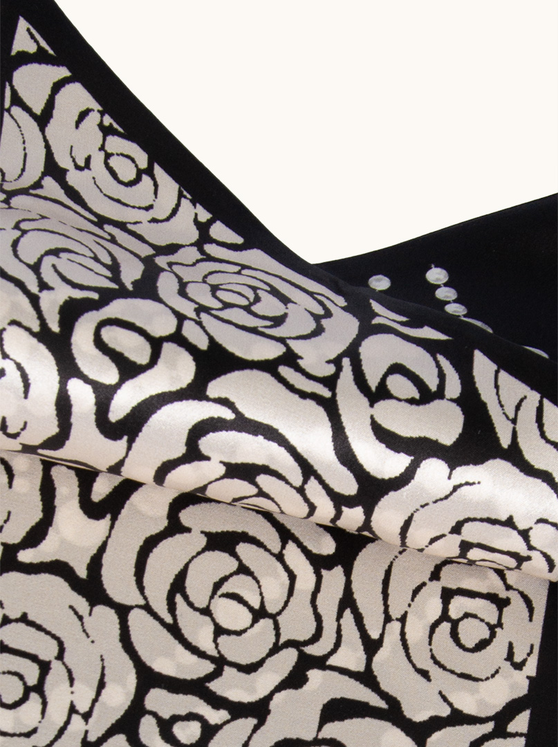 Double-sided narrow silk scarf with rose and pearl motif black and white 17cm x 150cm  image 3