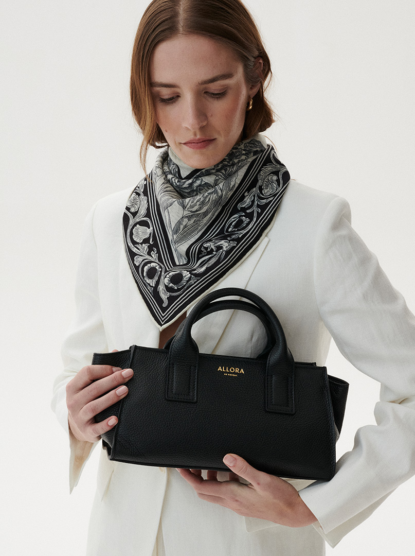 Wool and silk scarf with floral motif PREMIUM 88 cm x 88 cm image 4