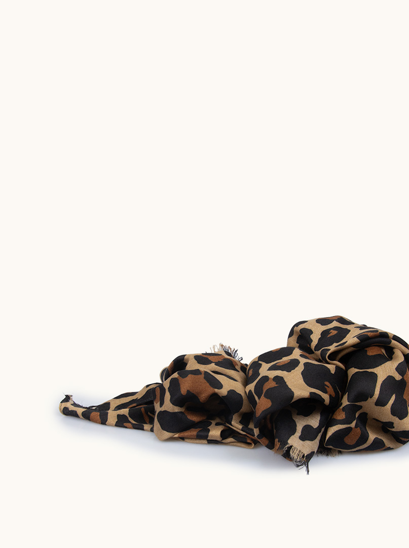 Viscose scarf with animal motif in caramel spots 90cm x 180cm image 2