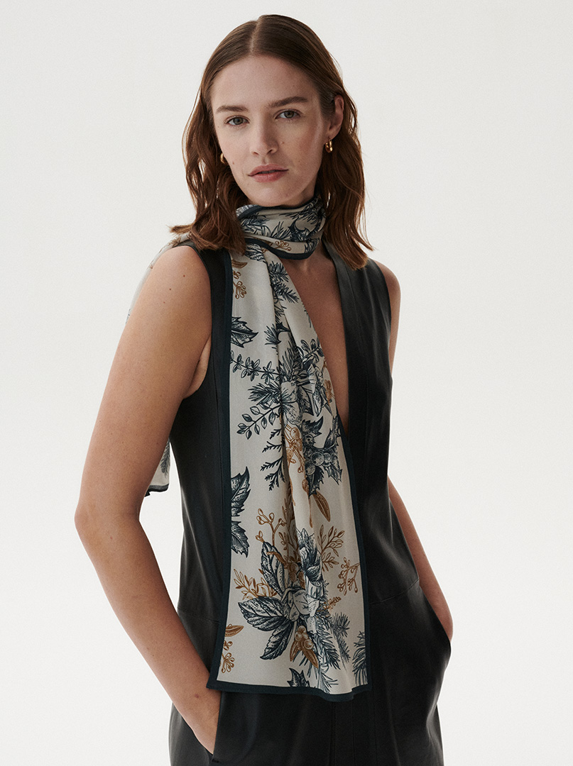 Silk crepe scarf botanical composition 35 cm x 140 cm PREMIUM image 2