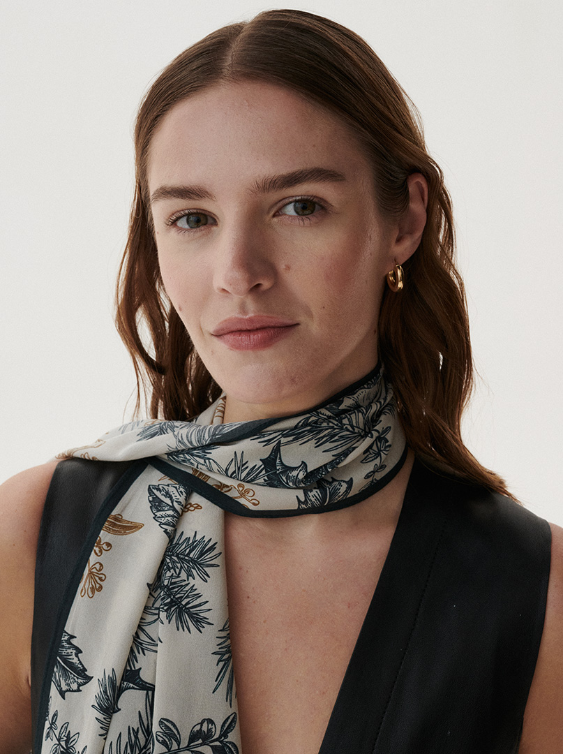 Silk crepe scarf botanical composition 35 cm x 140 cm PREMIUM image 3