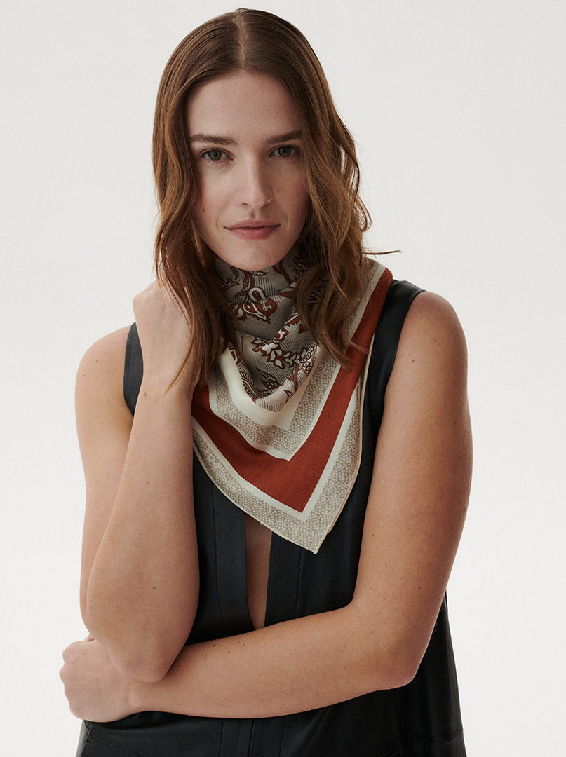 Exclusive scarf with classic paisley motif 125 x 125cm PREMIUM image 3