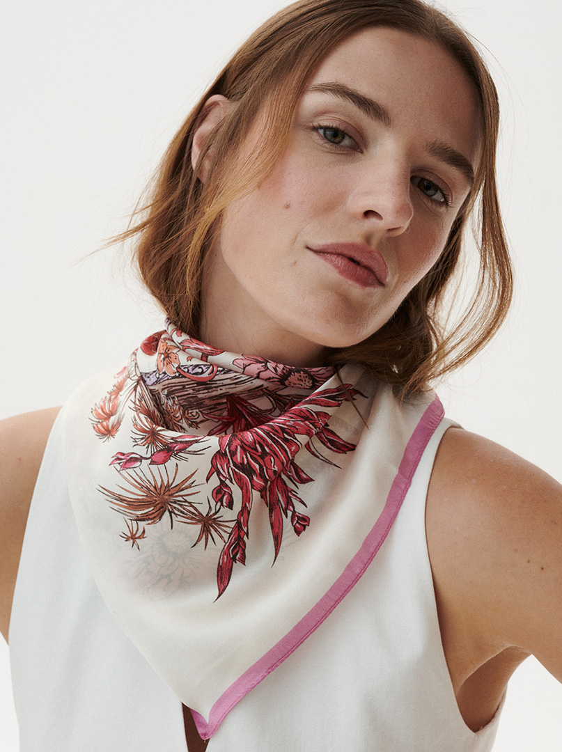 Double-sided wool-silk scarf with painterly landscape pattern 65 cm x 65 cm PREMIUM image 2