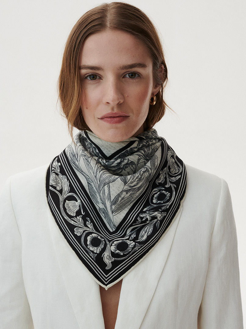 Wool and silk scarf with floral motif PREMIUM 88 cm x 88 cm image 3