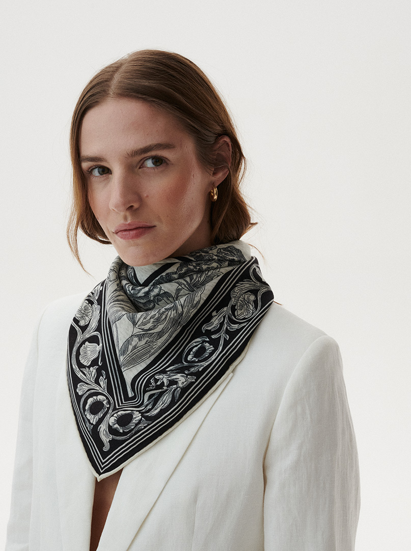 Wool and silk scarf with floral motif PREMIUM 88 cm x 88 cm image 1