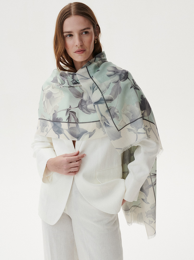 Wool scarf in sage shade with flowers 95 cm x 210 cm PREMIUM image 2