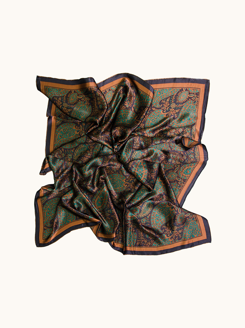 Large 110x110cm scarf with paisley patterns image 3