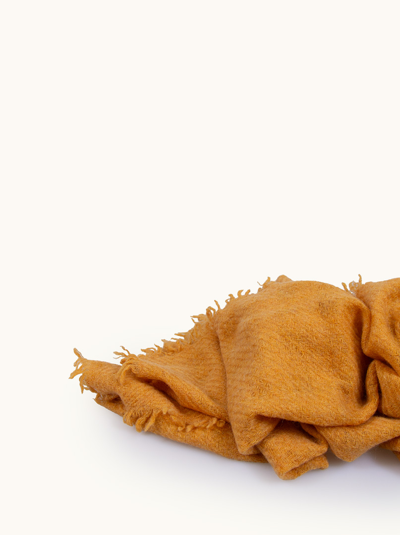 Ecru cashmere scarf with contrasting trim - luxurious lightness and minimalism PREMIUM image 4
