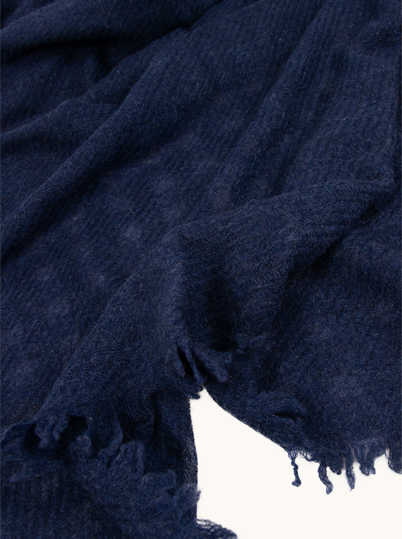 Ecru cashmere scarf with contrasting trim - luxurious lightness and minimalism PREMIUM image 3