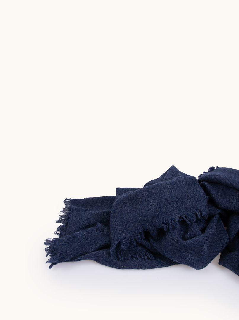 Ecru cashmere scarf with contrasting trim - luxurious lightness and minimalism PREMIUM image 2
