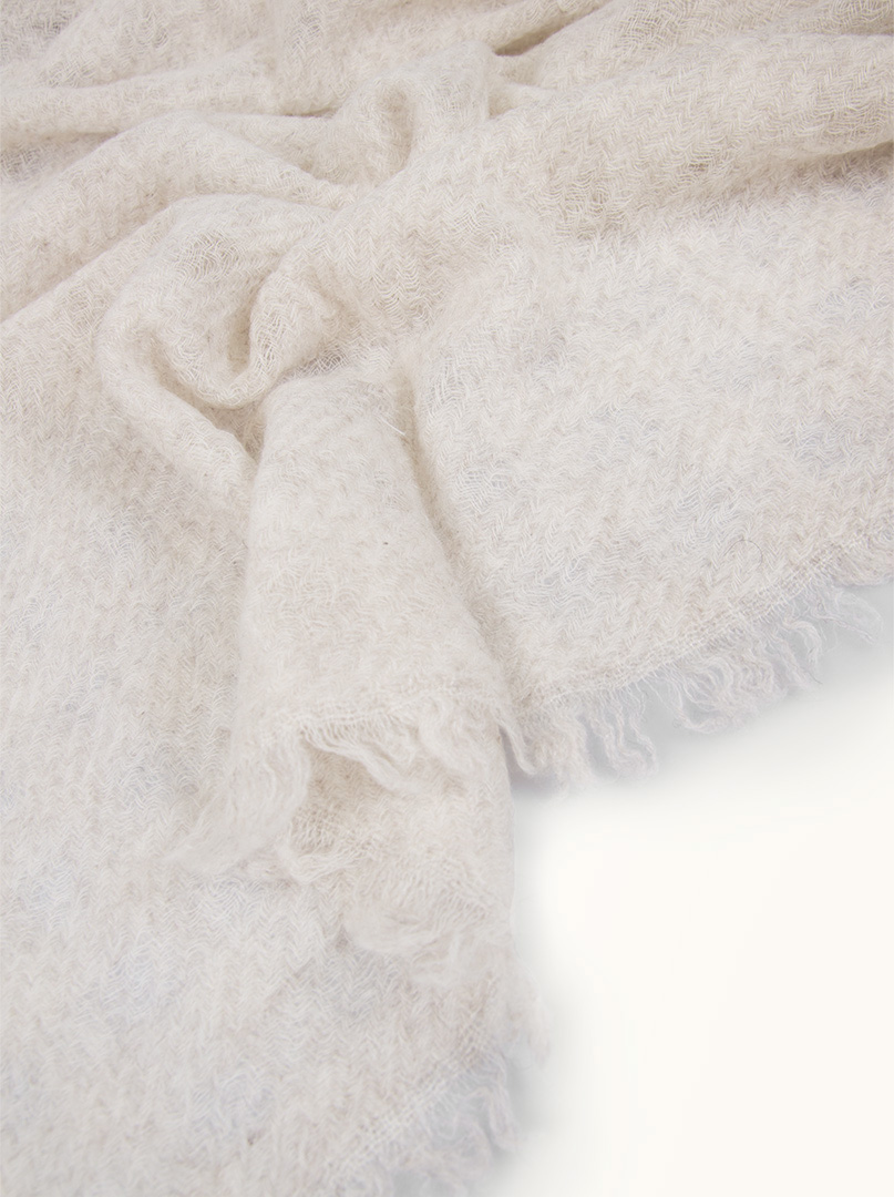 Ecru cashmere scarf with contrasting trim - luxurious lightness and minimalism PREMIUM image 3