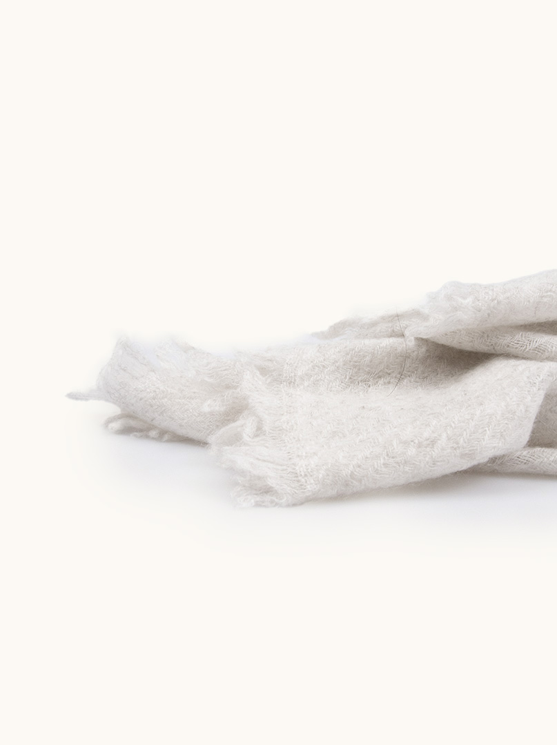 Ecru cashmere scarf with contrasting trim - luxurious lightness and minimalism PREMIUM image 4