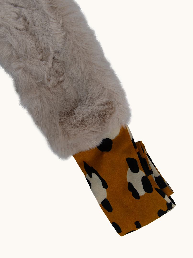 Collar scarf with beige fur image 1