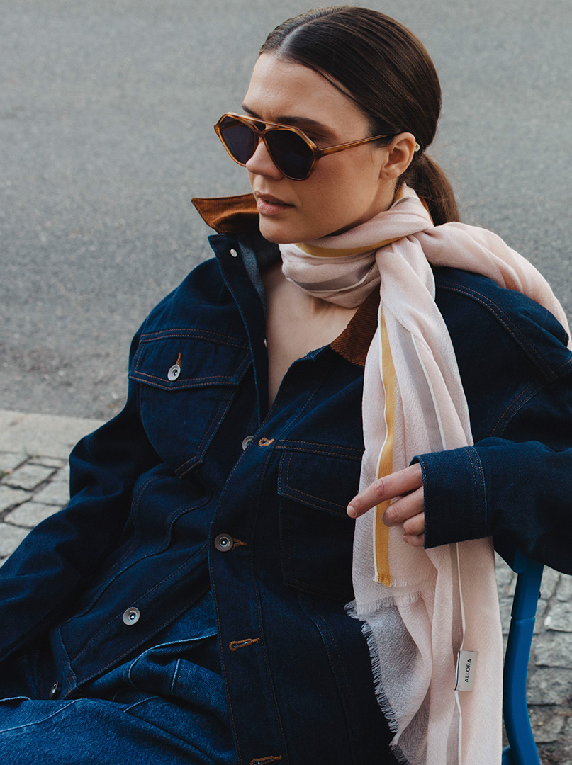 Delicate, exclusive pink cashmere scarf with brown and yellow trim PREMIUM image 2