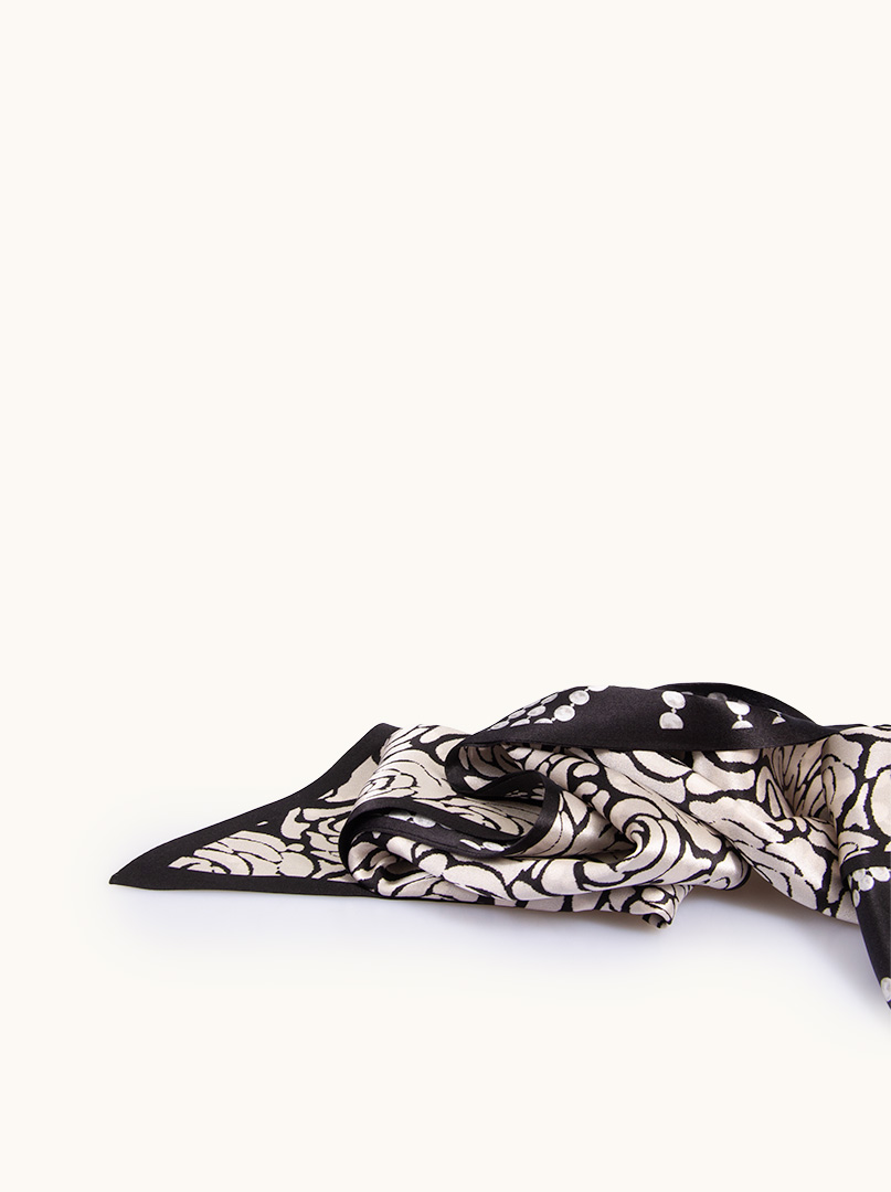 Double-sided narrow silk scarf with rose and pearl motif black and white 17cm x 150cm  image 4