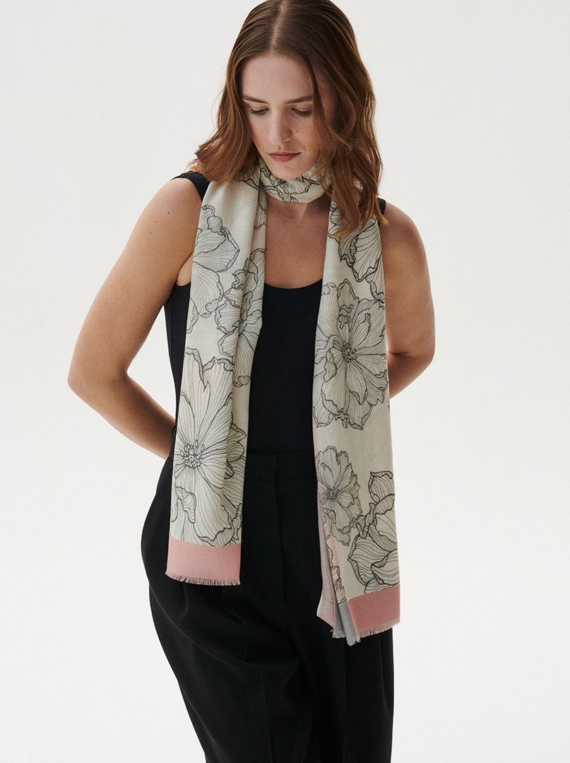 Scarf 100% wool with floral twist 95 cm x 210 cm PREMIUM image 1