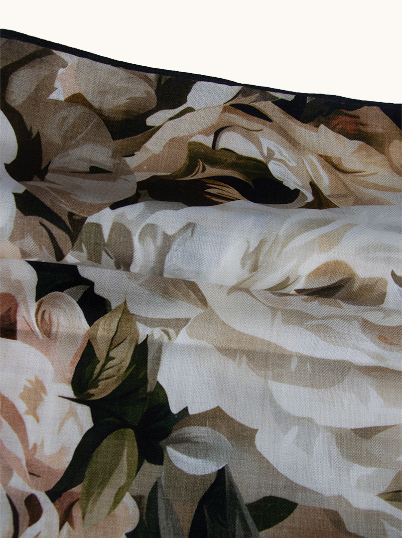 Double-sided scarf wool with silk Romantic garden 65 cm x 65 cm image 4