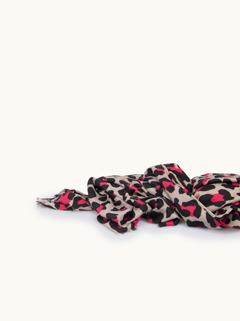 Viscose scarf with animal motif in fuchsia spots 90cm x 180cm image 2