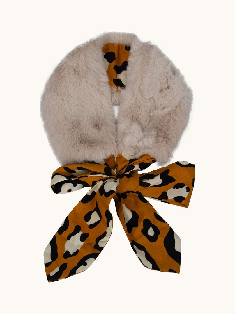 Collar scarf with beige fur image 3