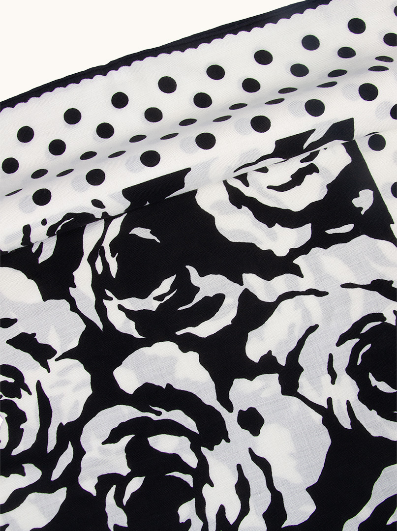 Silk and wool scarf with rose motif 130 cm x 130 cm PREMIUM image 4