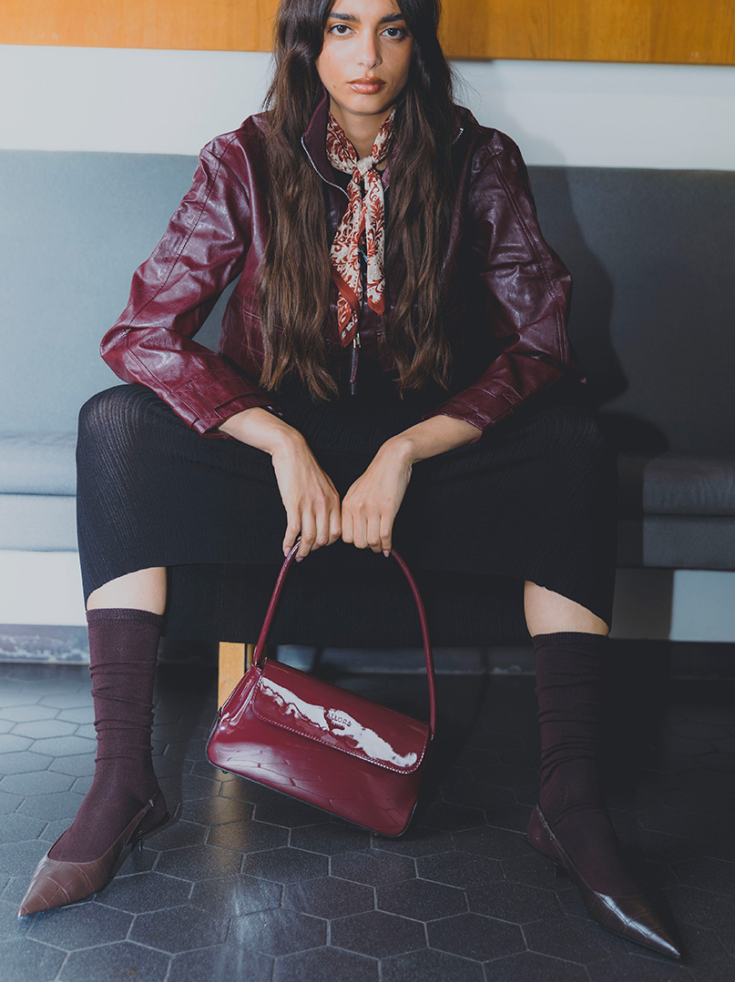 Lunaria burgundy patent leather handbag - elegant baguette in retro glamour style image 2