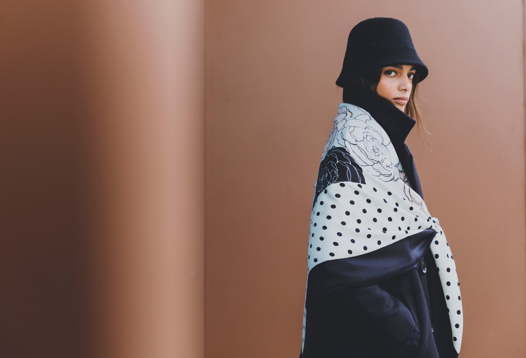 Large wool-silk shawl NUVIA 140x140 cm PREMIUM image 2