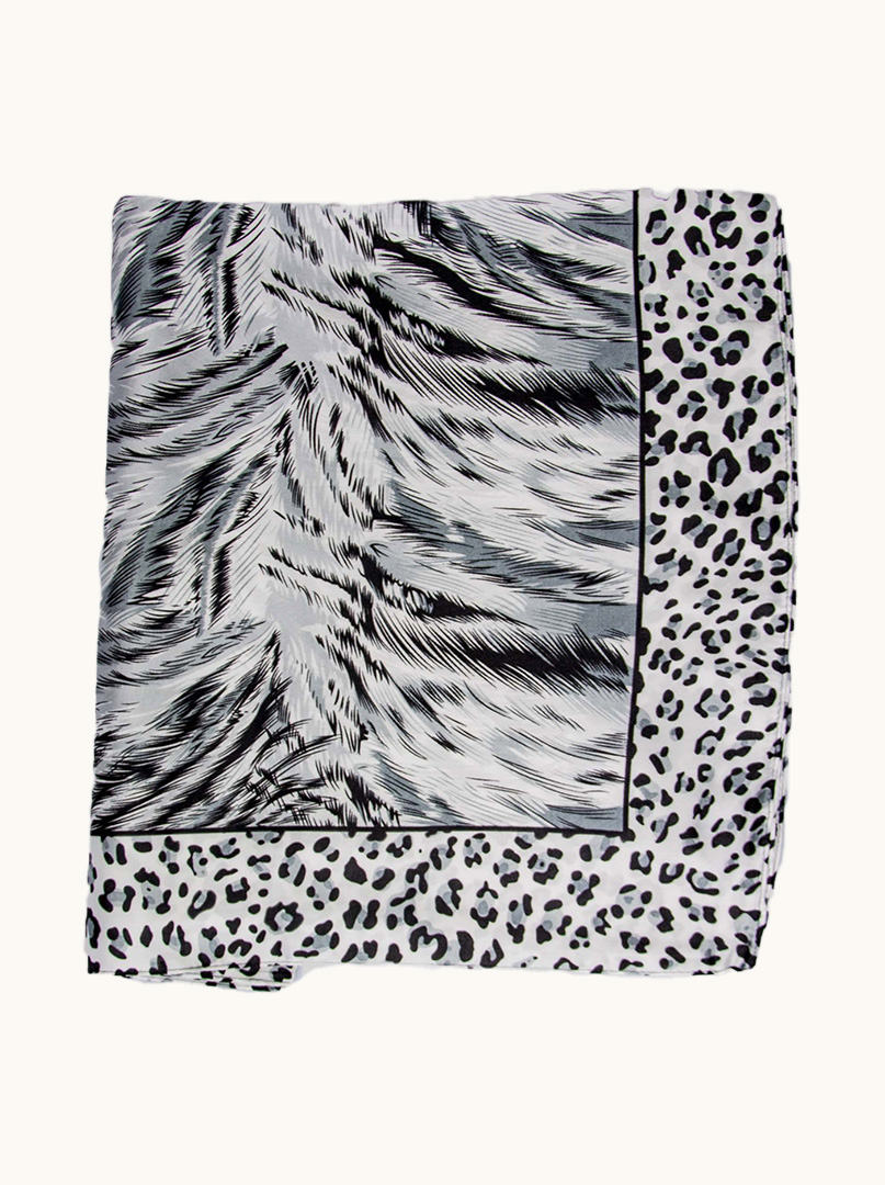 Scarf with animal pattern image 4