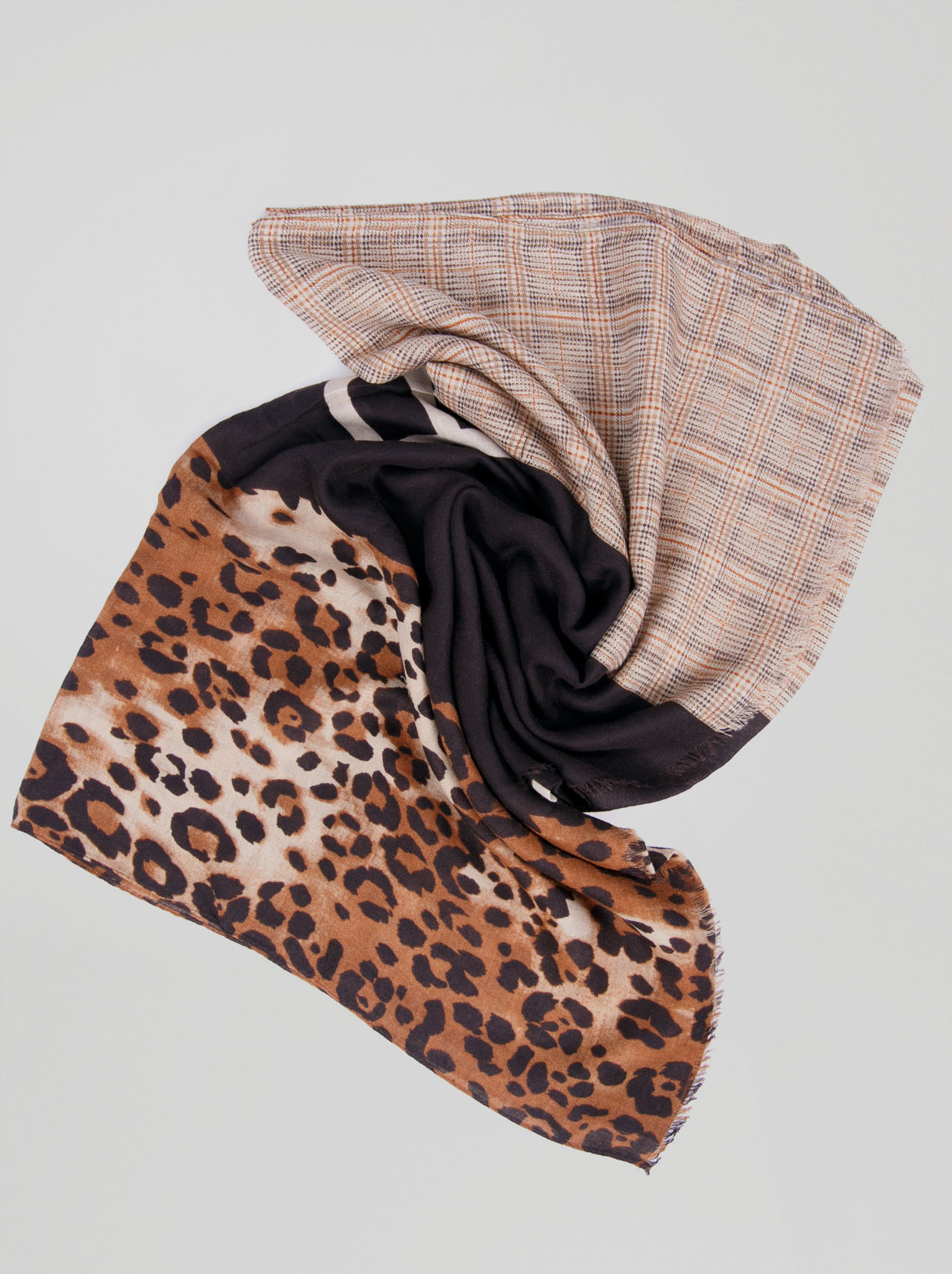 Scarf with pattern image 2