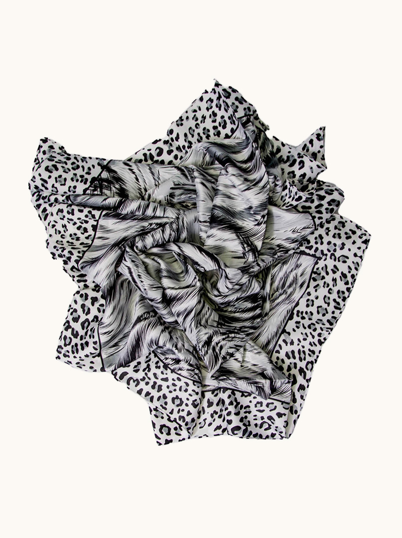 Scarf with animal pattern image 2