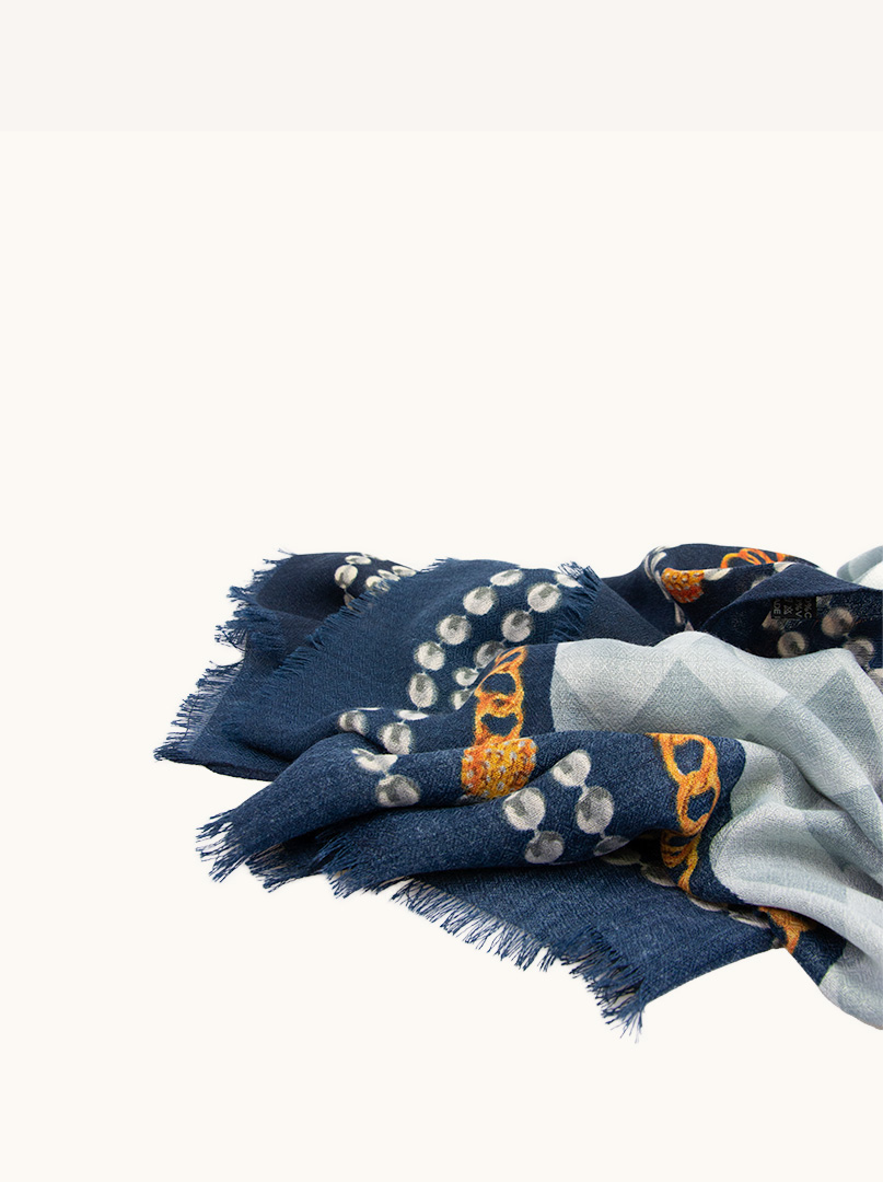 Scarf with pattern image 4