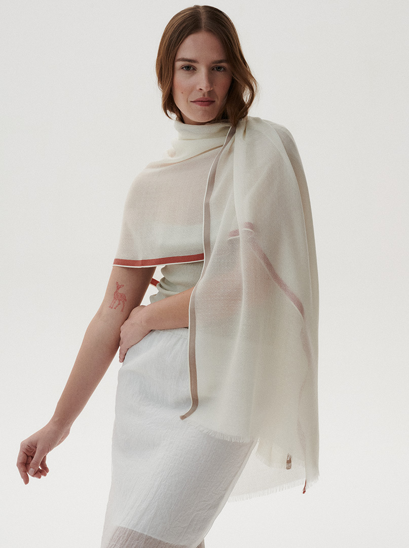 Ecru cashmere scarf with contrasting trim - luxurious lightness and minimalism PREMIUM image 3