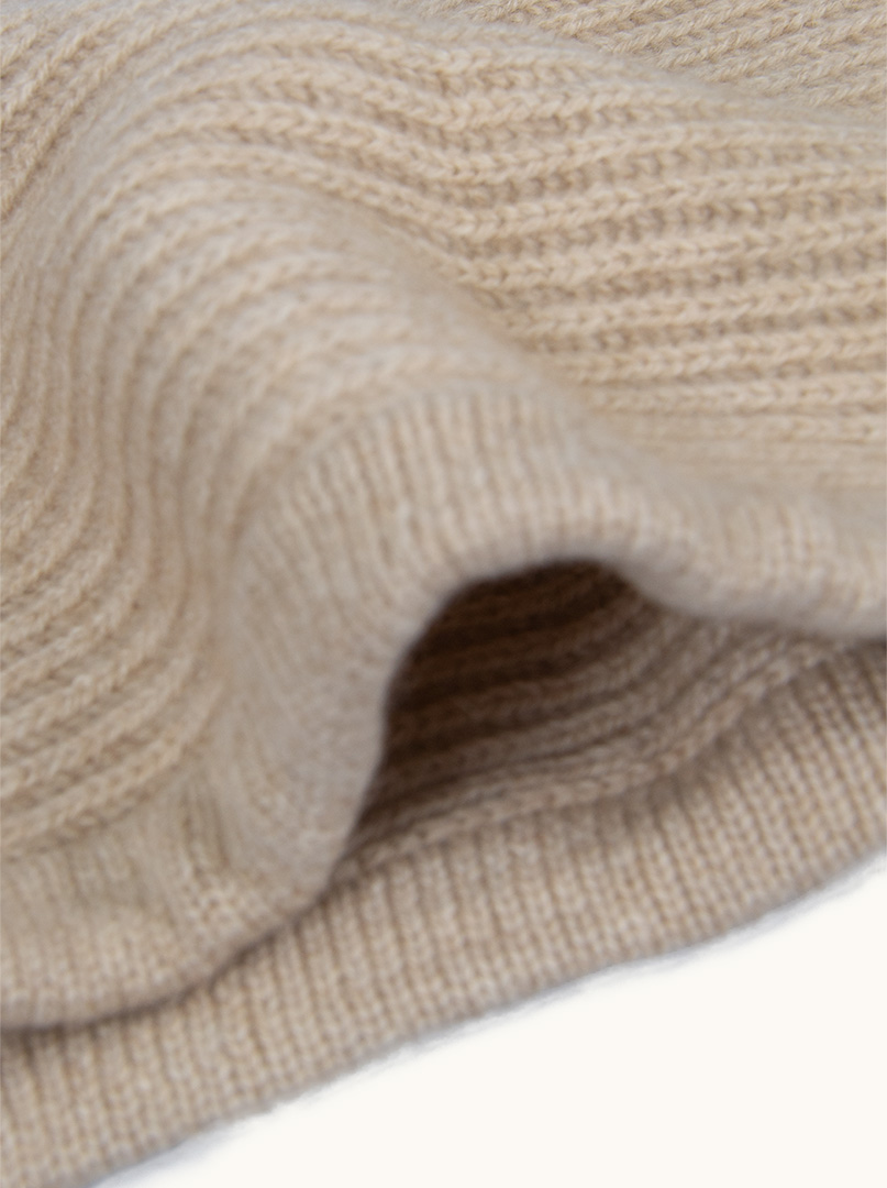 Fitted beige cashmere hoodie with binding image 4